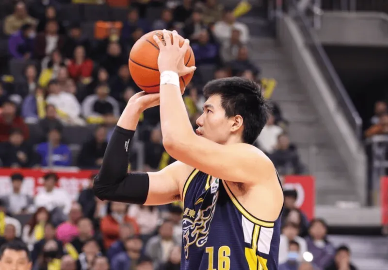 开云登录入口地址-焦泊乔半场出战7分钟，投篮5中4得到10分8篮板1助攻